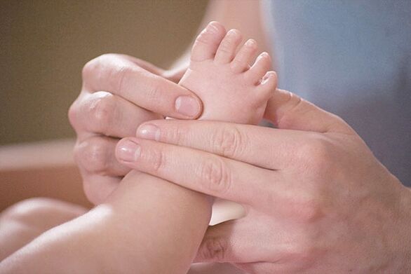 Massage fir Hallux valgus an engem Kand